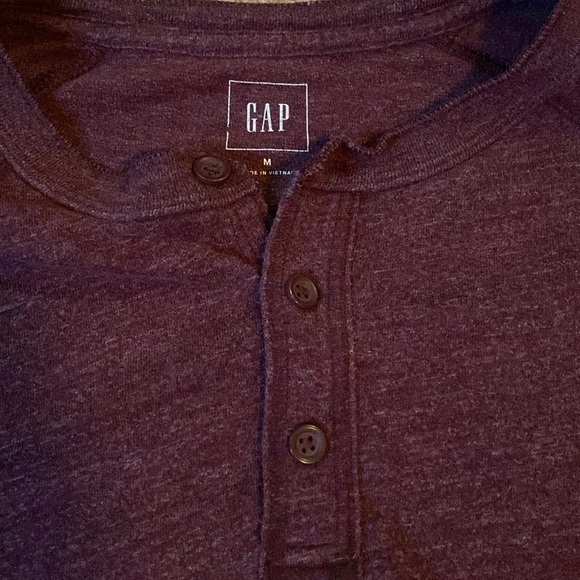 Gap adult medium shirt - Picture 3 of 3
